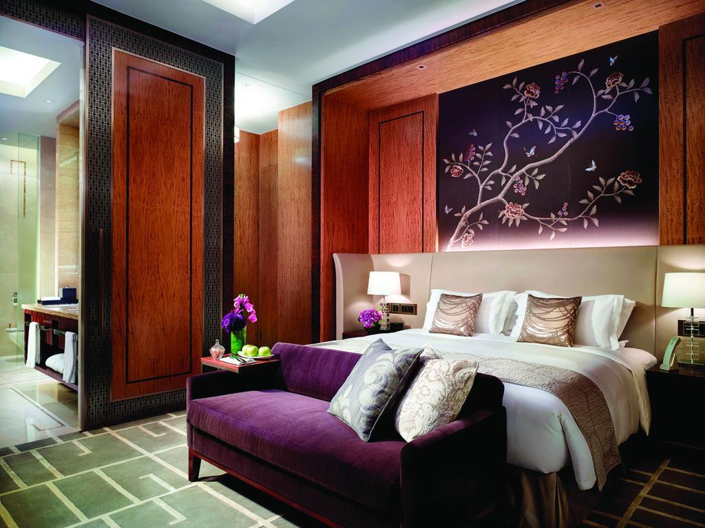 Готель The Royal Garden Гонконг Екстер'єр фото A guest room at The St. Regis Mumbai