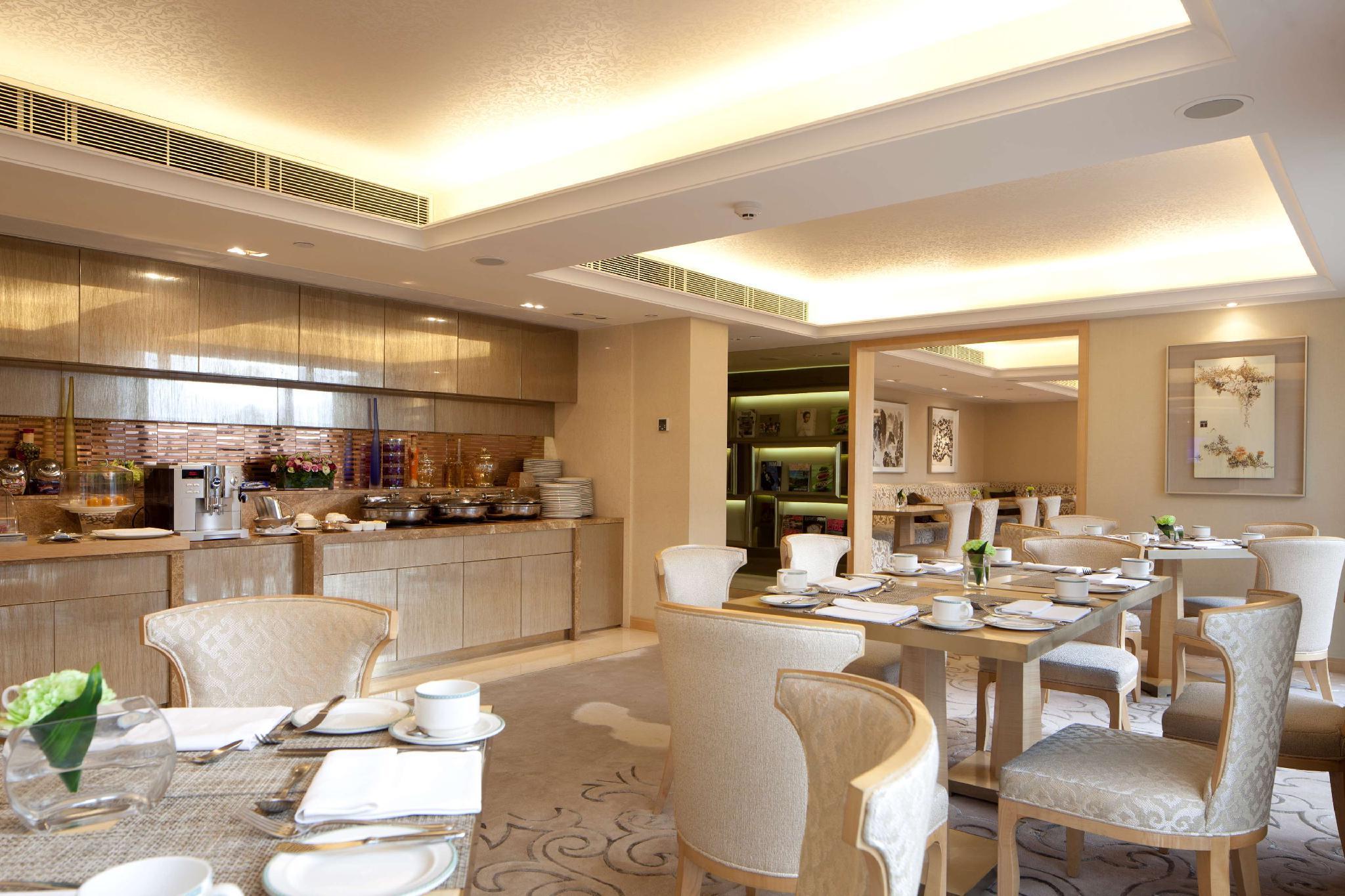Готель The Royal Garden Гонконг Ресторан фото The Club Lounge at the Ritz-Carlton, Dubai