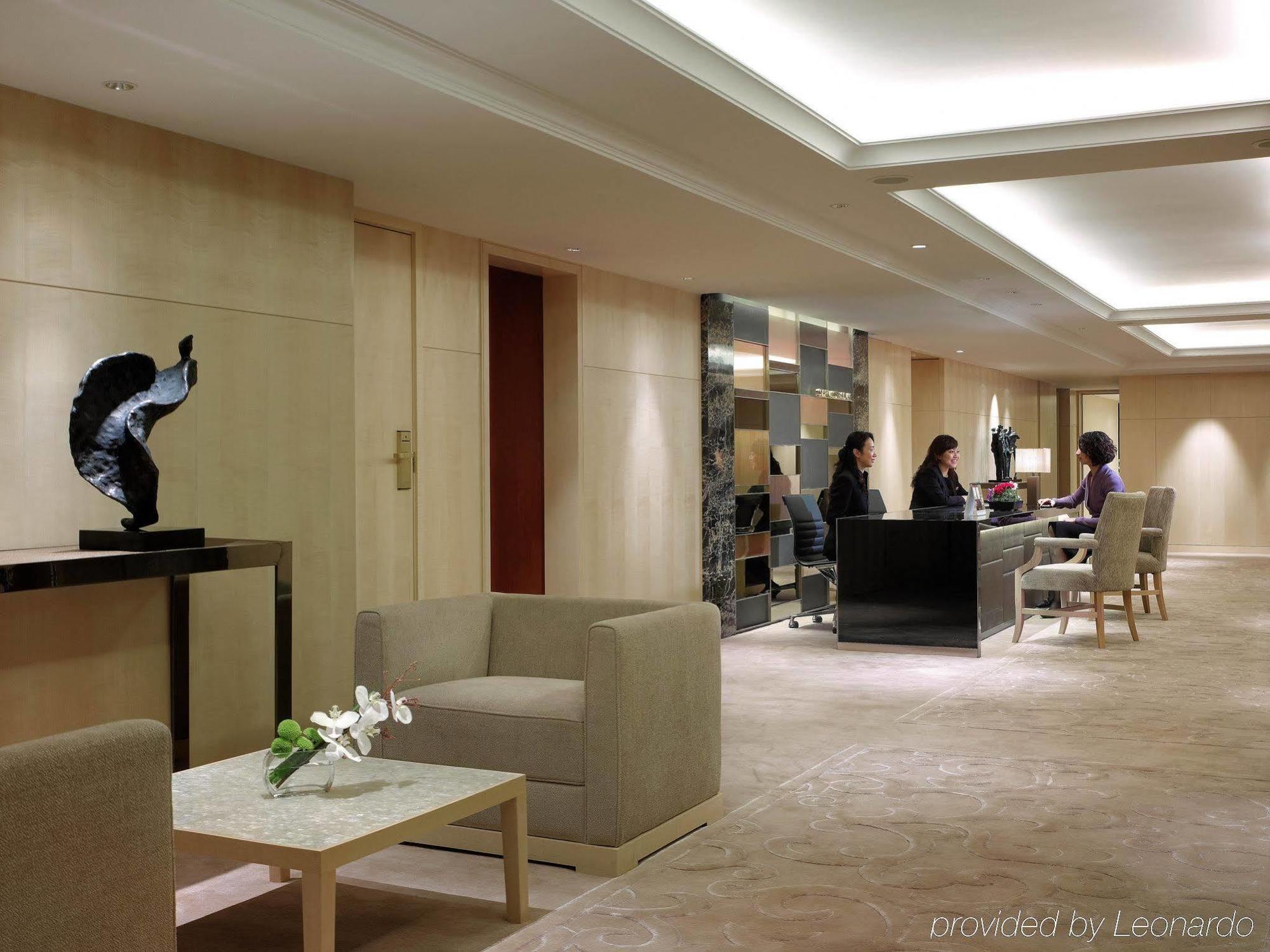 Готель The Royal Garden Гонконг Інтер'єр фото The Concierge Lounge at the Hong Kong International Airport