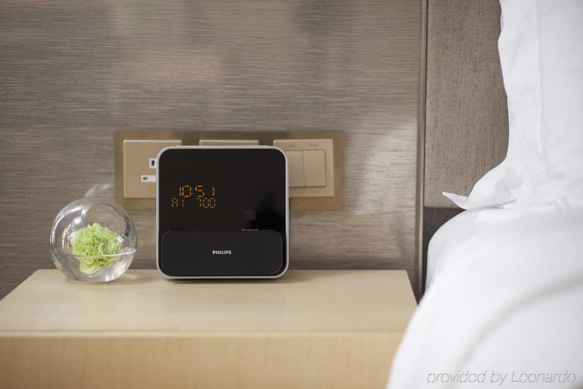Готель The Royal Garden Гонконг Номер фото Philips Internet Radio