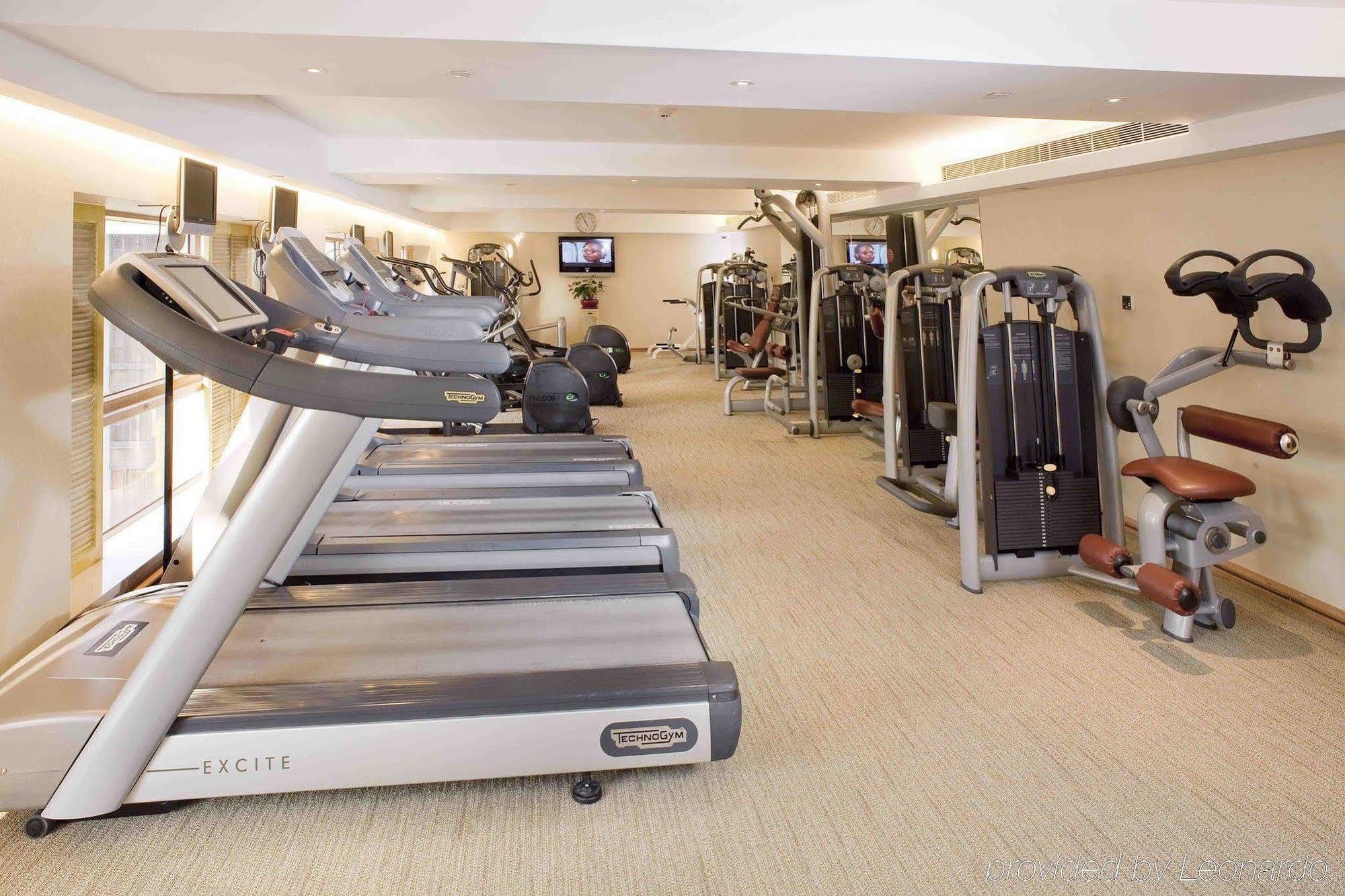 Готель The Royal Garden Гонконг Зручності фото The gym at the hotel