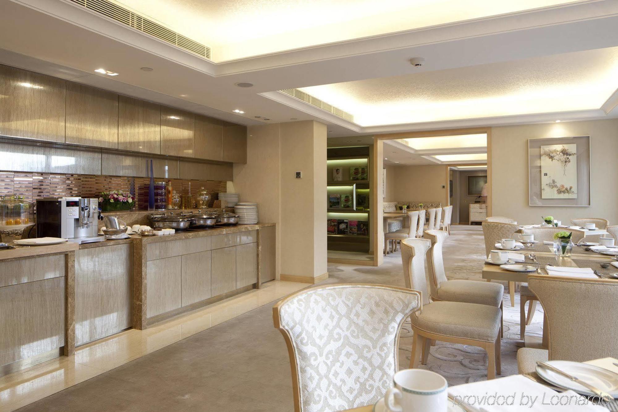 Готель The Royal Garden Гонконг Ресторан фото The Club Lounge at the Ritz-Carlton, Dubai