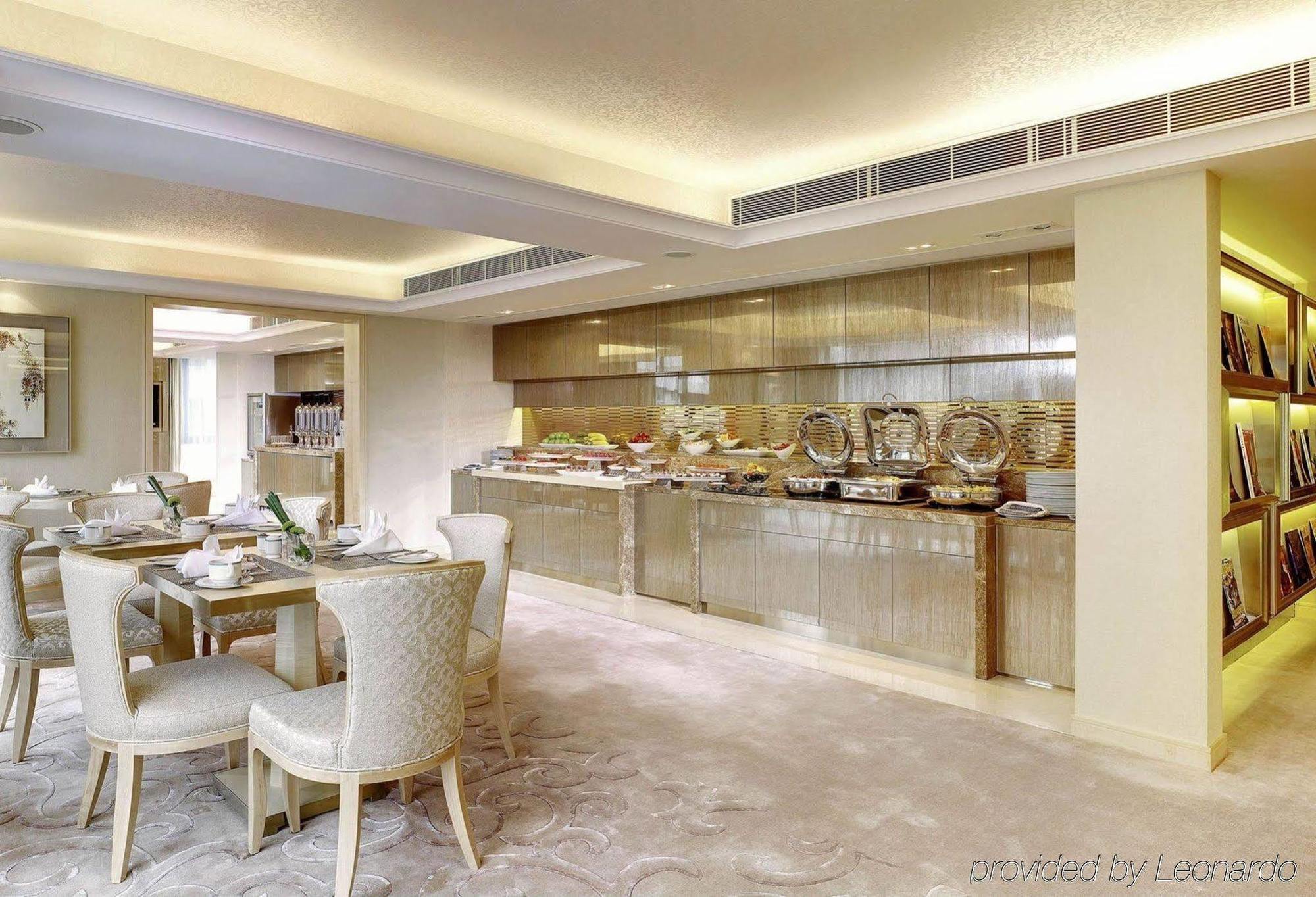 Готель The Royal Garden Гонконг Екстер'єр фото The kitchen of a private suite